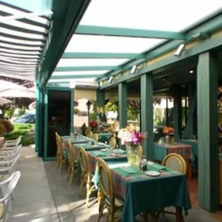 Hotel Logis Le Pan De Bois 2*