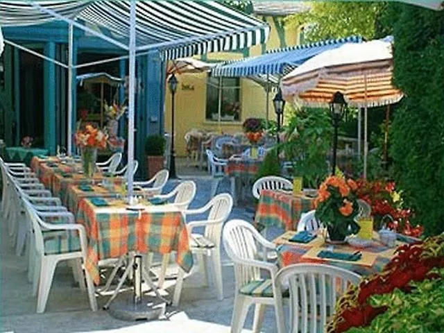 Logis Le Pan De Bois Hotel 2*