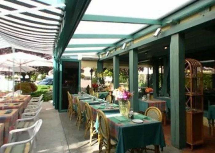 Hotel Logis Le Pan De Bois 2*